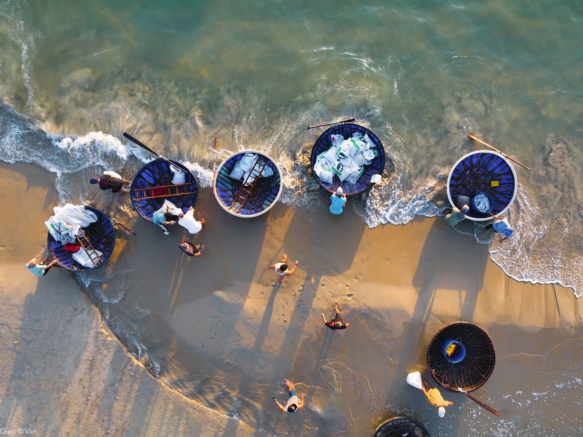 HoiAn_conicalboat_fishermen.jpg