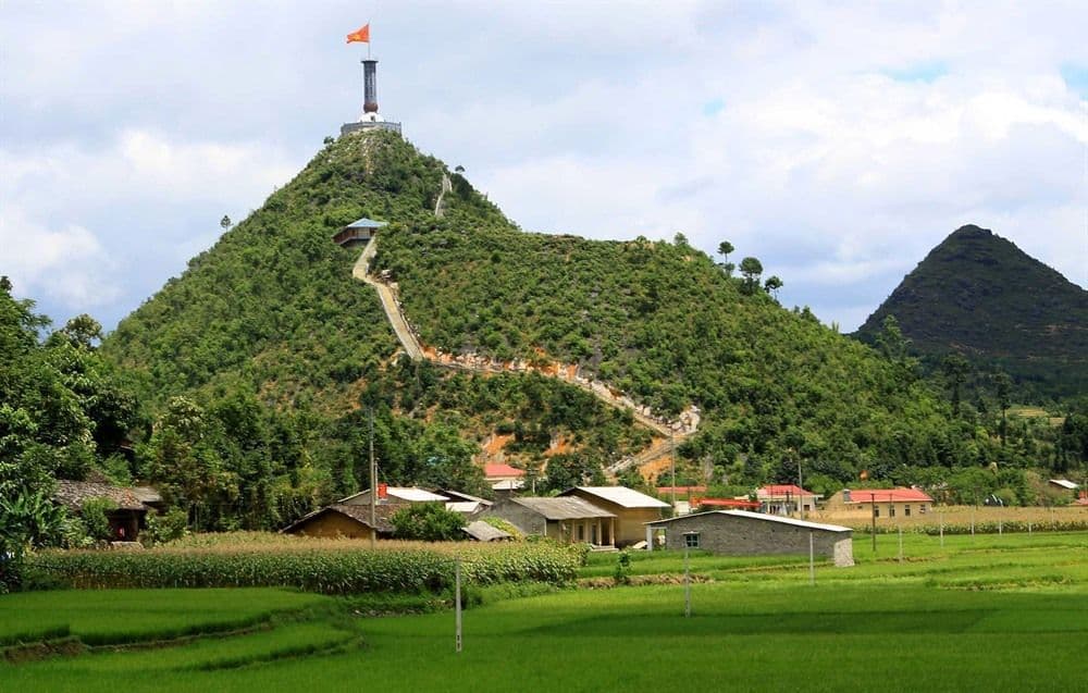 How to get to the Lung Cu flag tower? (Source: Internet)