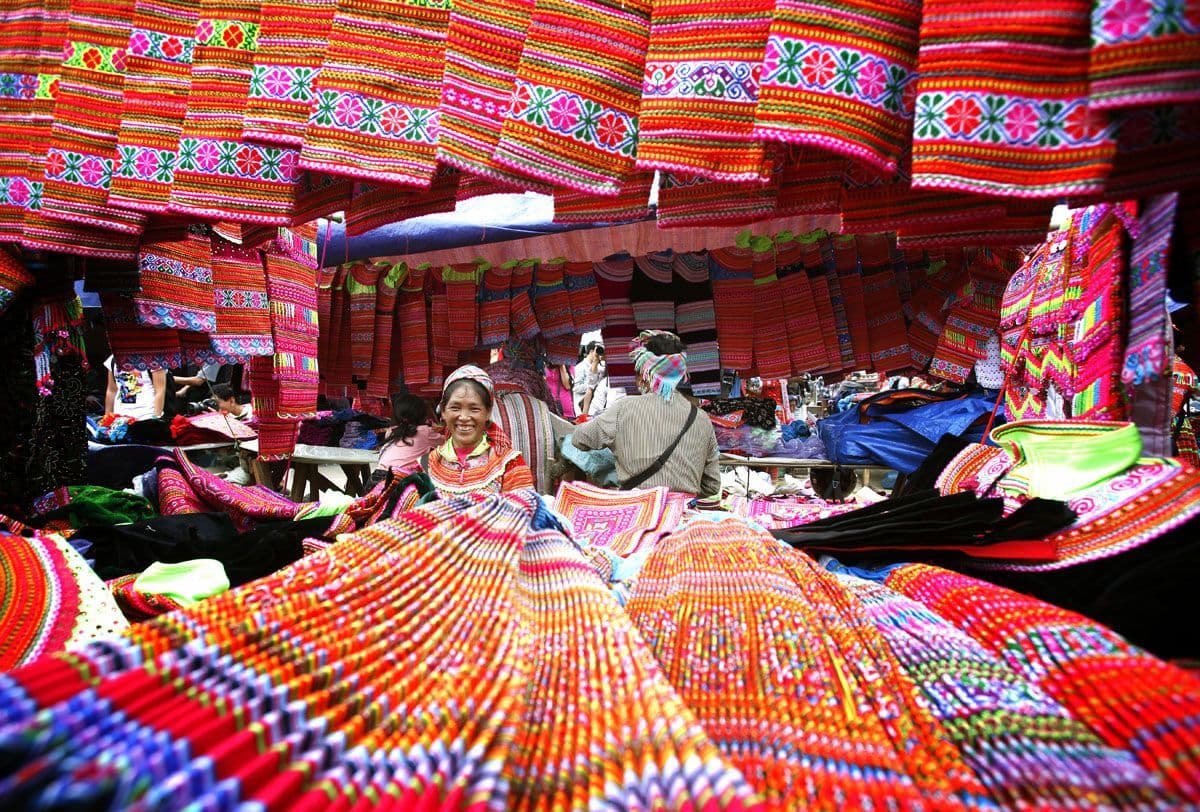 You can see the bustle, vibrant colors, local pottery,... in Bac Ha market (Source: Internet)