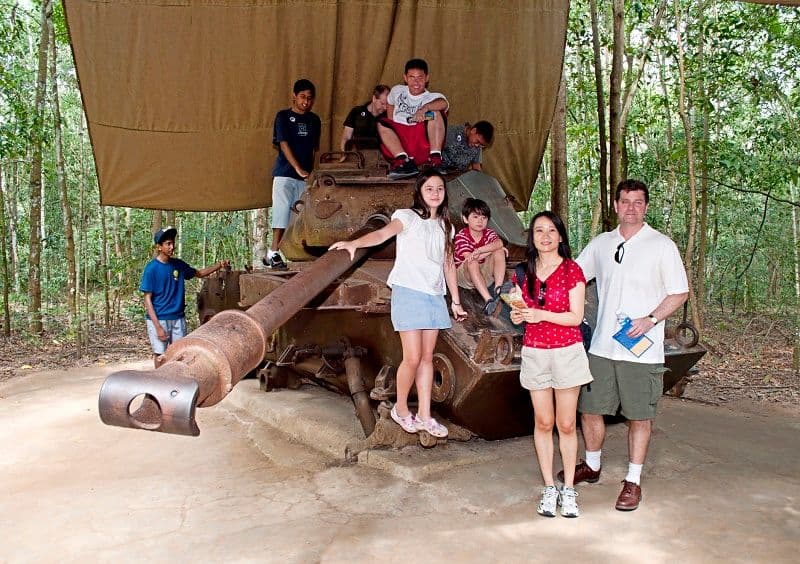Foreign tourists take souvenir photos next to an American M41 tank that was hit by a mine of Cu Chi Guerrillas -1970 in Ben Dinh (Source: Internet)