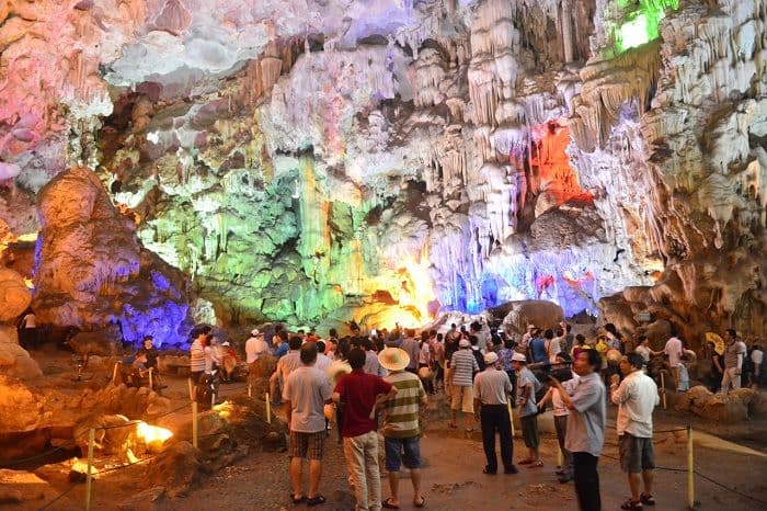 When visiting Da Bac cave, tourists can admire the multi-colored stalactite system