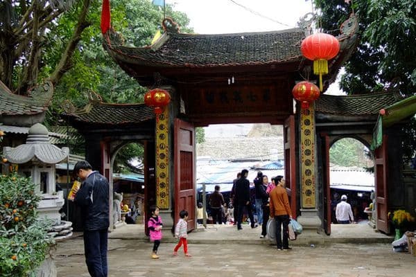Ong Hoang Bay Temple