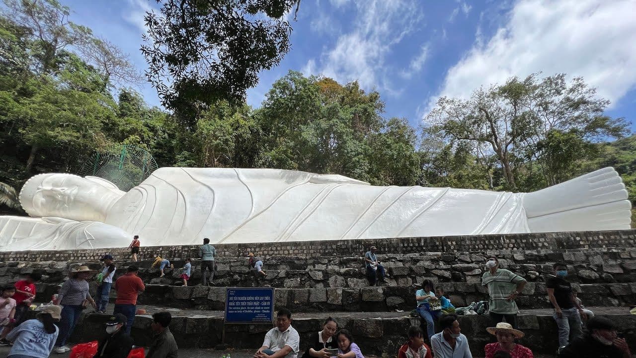 Visitors can also admire the delicately carved reclining Buddha in the pagoda on the top of Ta Cu mountain