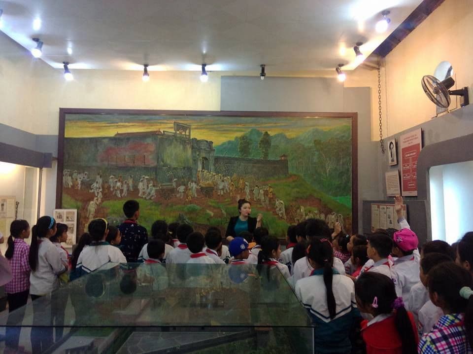 A presentation at Son La Museum for students