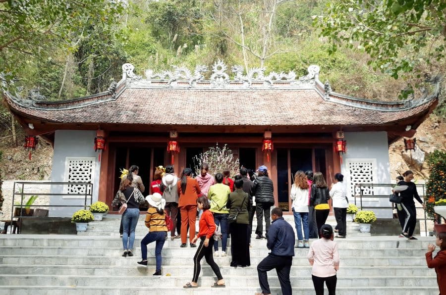 Many people come to the Temple of King Le Thai Tong to burn incense to commemorate him