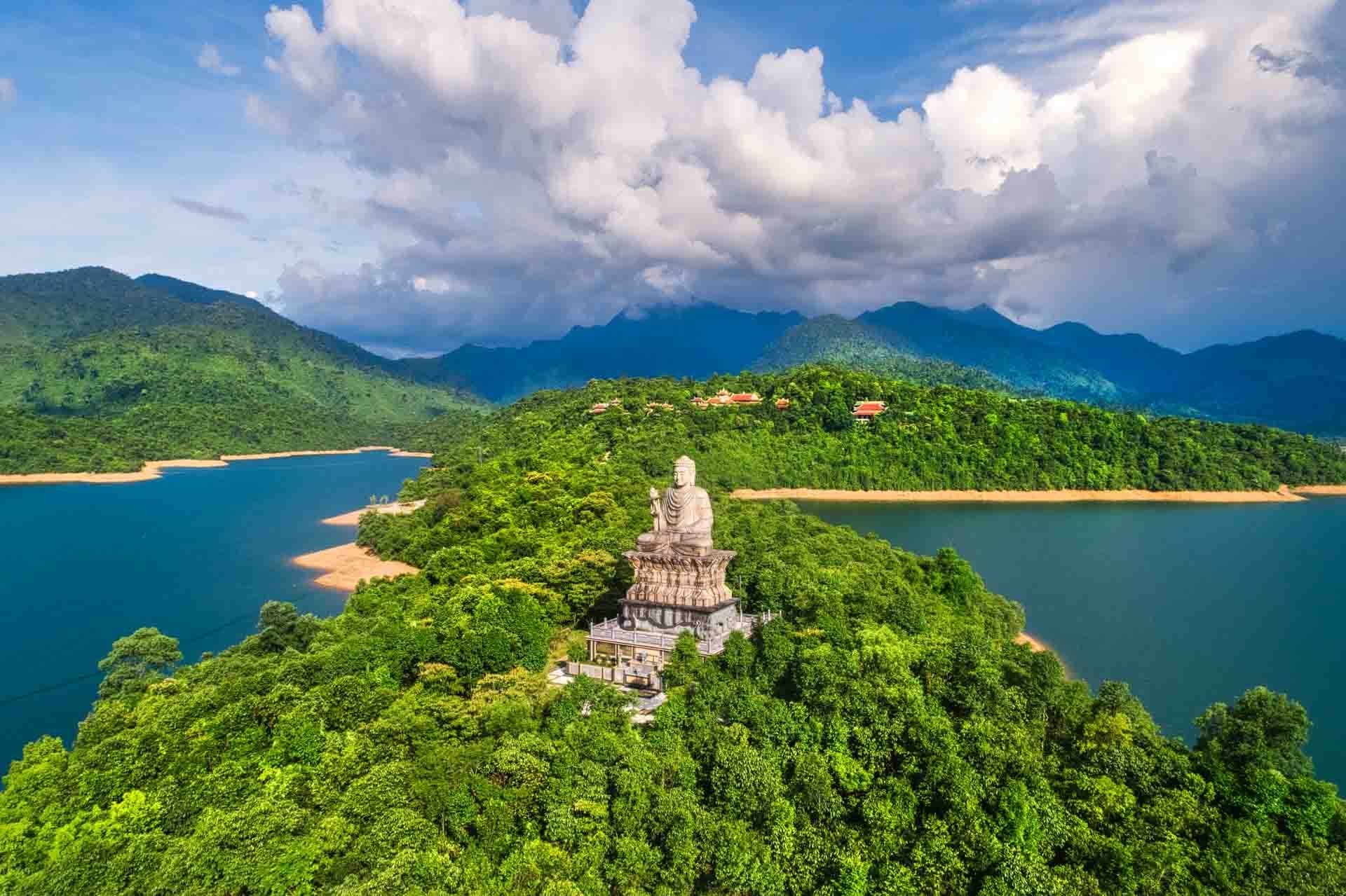 A "green paradise" more than an hour and a half drive from Hue city is Bach Ma National Park (Source: Internet)