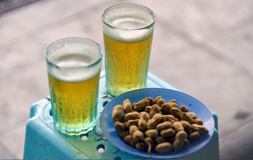 Vietnam itinerary next stop: head to beer corner and sip Bia Hoi (Source: Internet)