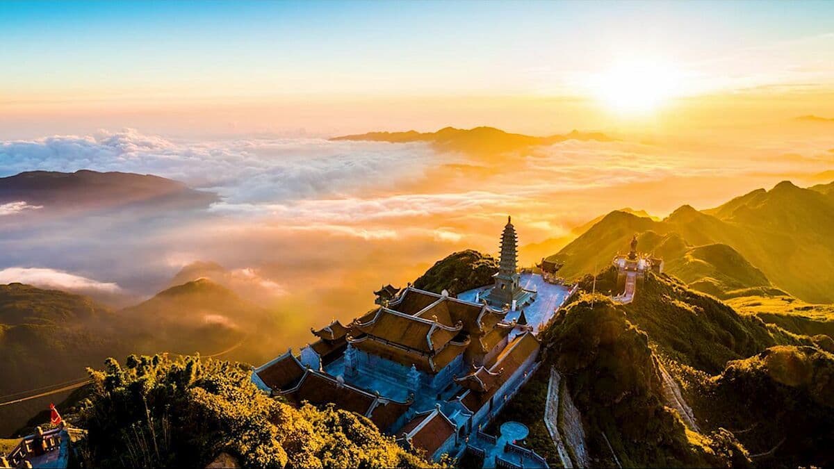 Conquer the Fansipan peak in Vietnam itinerary (Source: Internet)