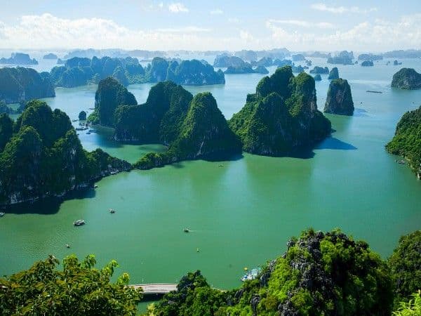 The following stop in Vietnam itinerary: Beautiful Halong Bay (Source: Internet)